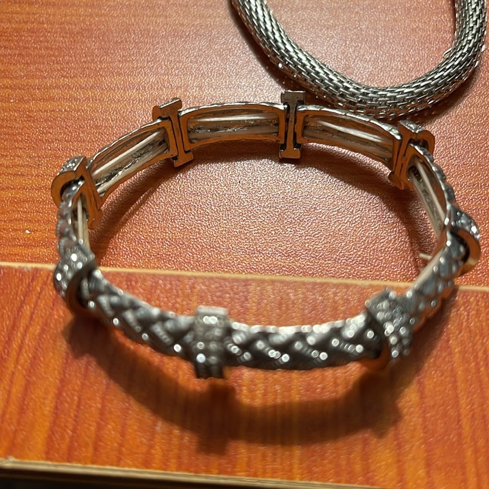 NWT  Badgley Mischka Silvertone Stretch Bracelet w Crystals